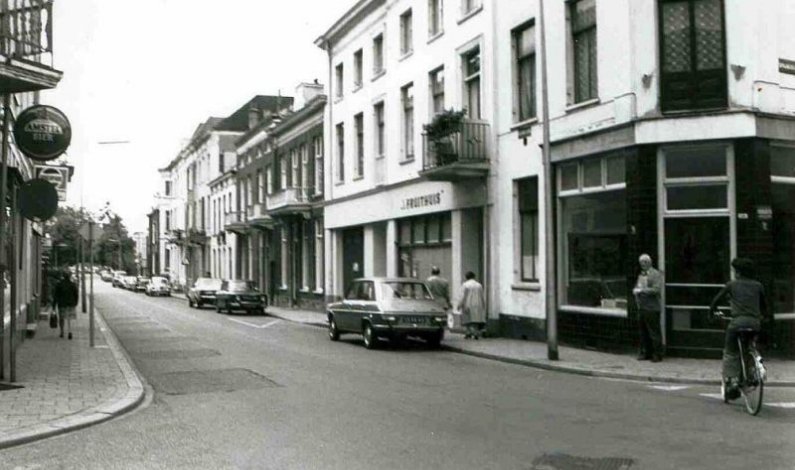 Geschiedenisbus Spijkerkwartier met Joep Mannaerts Geschiedenisbus Spijkerkwartier met Joep Mannaerts